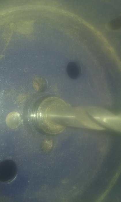 Närbild på en 63mm hålsåg monterad i en sågshållare, med en 58mm hålsåg som styrning i mitten.
