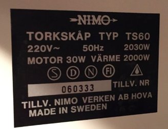 Typskylt på Nimo torkskåp modell TS60 med modell- och tillverkningsinformation.