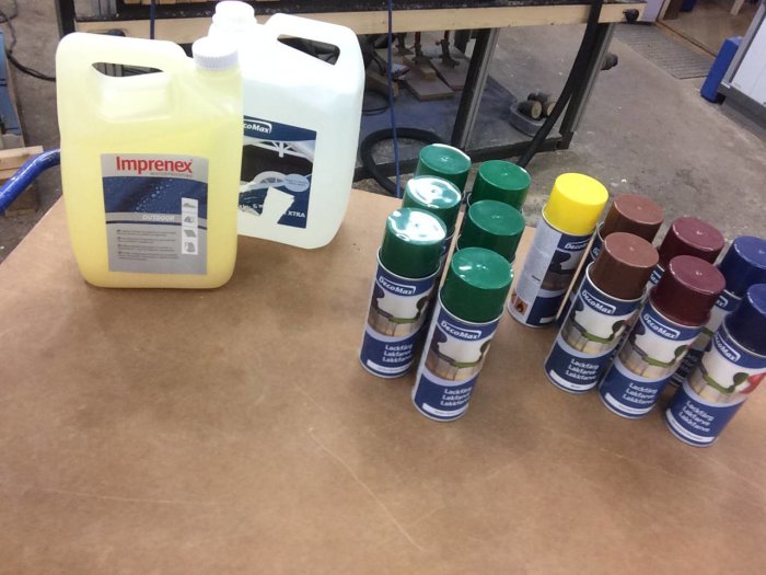 Försäljningsobjekt: burkar av grön, gul, blå, brun och röd sprayfärg samt impregneringsmedel.