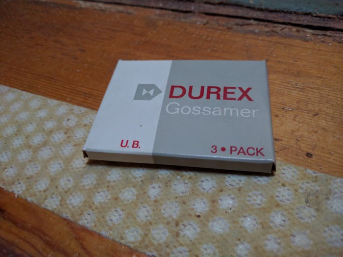 Oöppnad förpackning märkt DUREX Gossamer från 1966 upptäckt i en vägg under renovering.