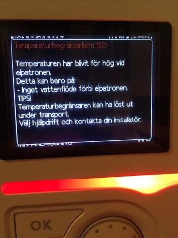 Display på en luftvärmepump med felmeddelande om för hög temperatur vid elpatronen och tips på att kontrollera vattenflödet.