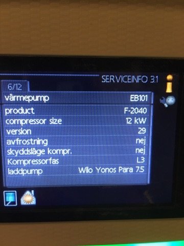 Display av värmepumpsinställningar med information om produktmodell, kompressorstorlek och andra tekniska detaljer.