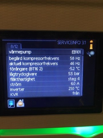 Digital kontrollpanel för värmepump som visar information om kompressorfrekvens, tryck och temperaturer.