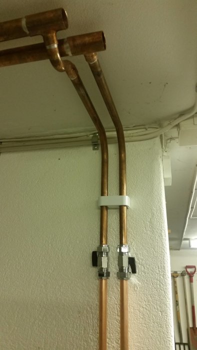 Värmerör i tak med två ballofix ventiler, fel vinkel mot radiatoranslutning.