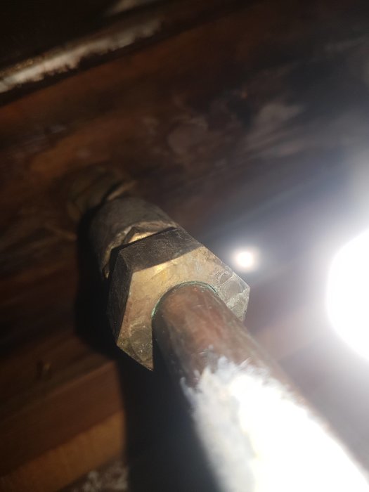Rörkoppling under diskbänk för renovering med befintligt stålrör och klämringskoppling.