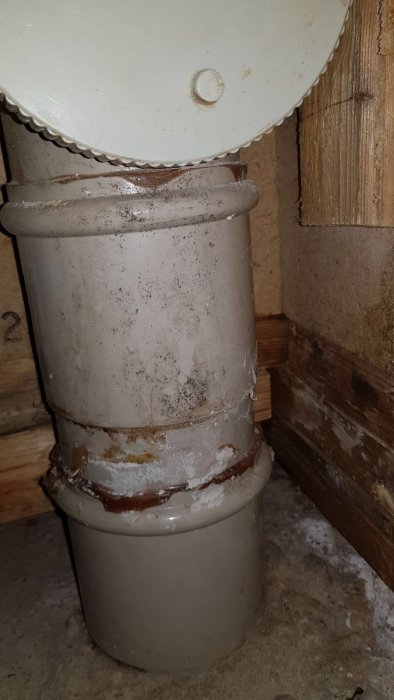 Avloppsrör med kondensvatten och synliga skarvar i ett renoverat badrum.