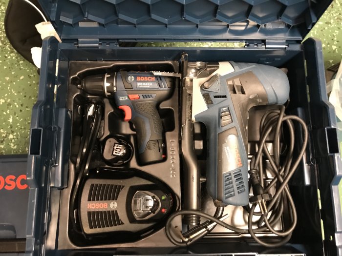 Bosch verktyg med borr och slipmaskin i en blå förvaringslåda, modifierad för att passa verktyget.