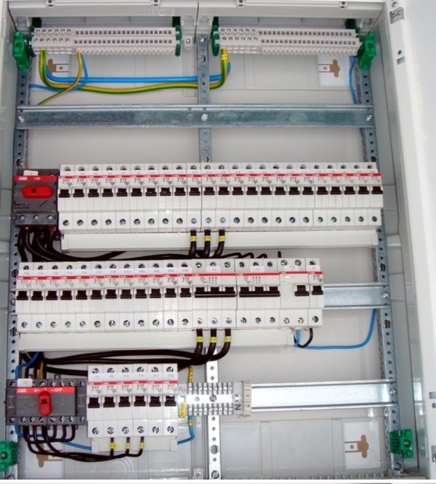 Installation av ABB elcentral med flera modulrader, anslutningar och DIN-skenor i sikte.