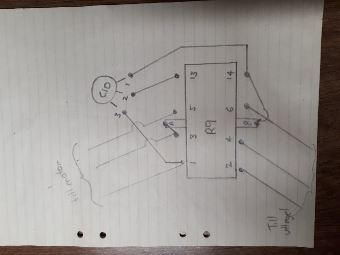 Handritad skiss av en byggplan på linjerat papper med mått och markeringar.