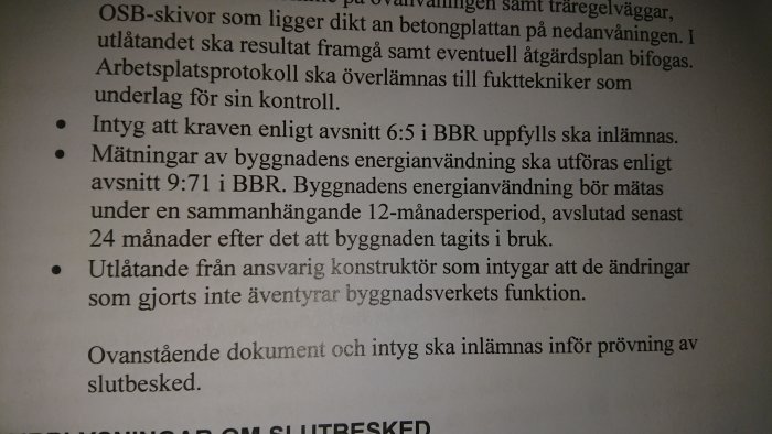 Närbild på ett dokument om byggnadens energianvändning och villkor för slutbesked.