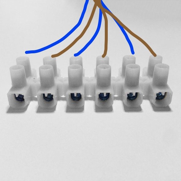 En rad med kopplade sockerbitar och tre blå anslutna kablar illustrerar en elektrisk trippelanslutning.