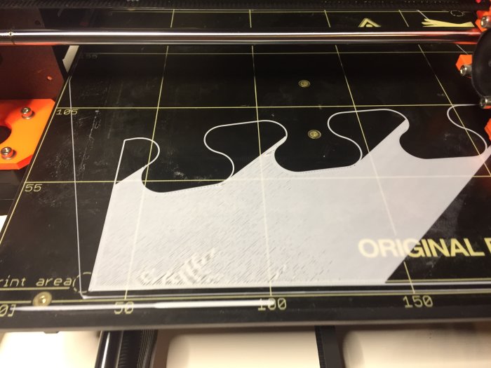 3D-utskrift av pusselbit på en byggplatta med måttenheter, kallad "fattigmans-CNC".