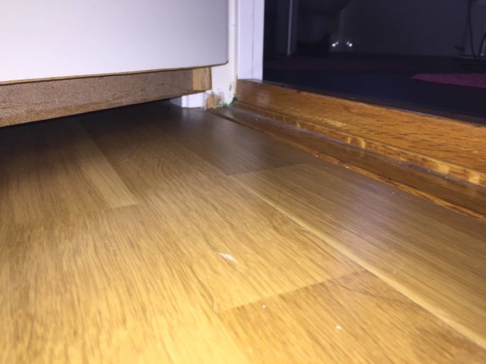 Dörrkapning i underkant för ventilation vid tröskel, i enrumslägenhet.
