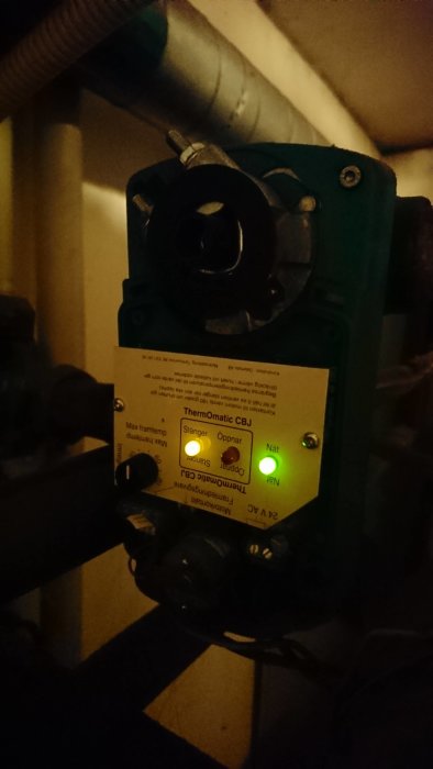 Shunt med etikett och tänd gul indikatorlampa indikerande hög framledningstemp.