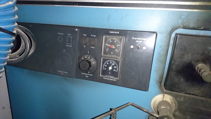 Kontrollpanel med mätare för vattentryck och pann temperatur med knappar och reglage.