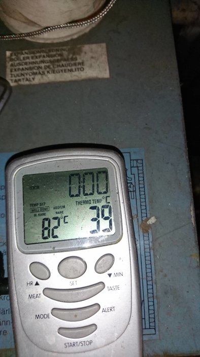Digital termometer som visar en temperatur på 39 grader Celsius.