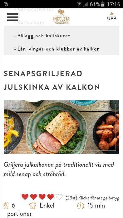 Tallrik med senapsgriljerad kalkonskinka, grönkål, apelsinskivor och korvar som serveringsexempel.