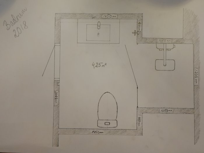 Handritad skiss av ett badrumsrenoveringsprojekt med mått och layout.