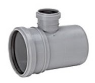 Grått 75 mm PVC grenrör med tre anslutningar för avloppsinstallation.