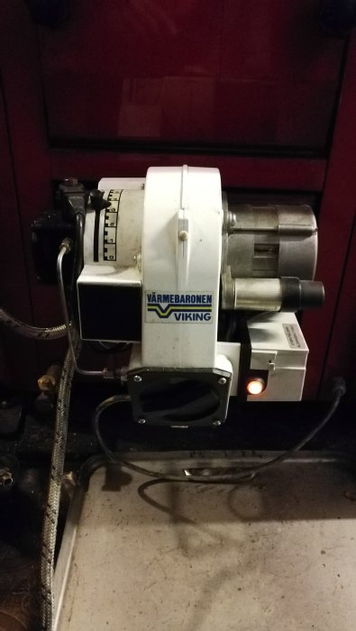 Oljebrännare med reglage och tänd lampa under, märket Värmebaronen Viking.