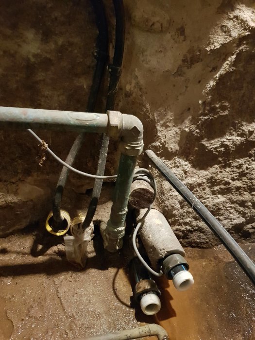 Vattenläckage vid termostatstyrd magnetventil i en fuktig källare.