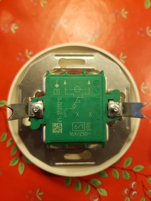 Elektrisk stömbrytare utan kabelanslutning, monterad i dosa.