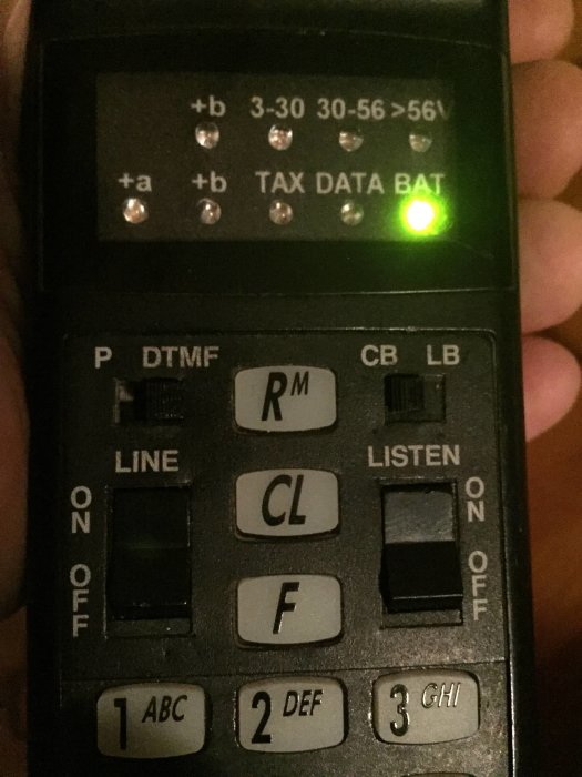 Testtelefon med upplyst lampa för BAT-indikering, indikerar att ett 9V batteri är inkopplat, utan signal på trådparet.