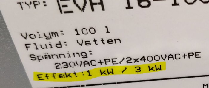 Etikett med tekniska specifikationer, effekt markerad som 1 kW/3 kW.