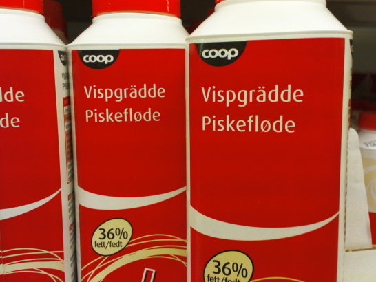 Två förpackningar vispgrädde med texten "Vispgrädde Piskefløde" och Coops logotyp.