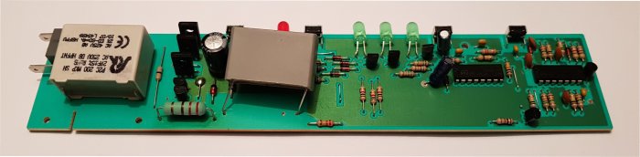 Ett kretskort från en Electrolux fläktkap efter reparation med utbytt X2-kondensator och elektrolytkondensator.