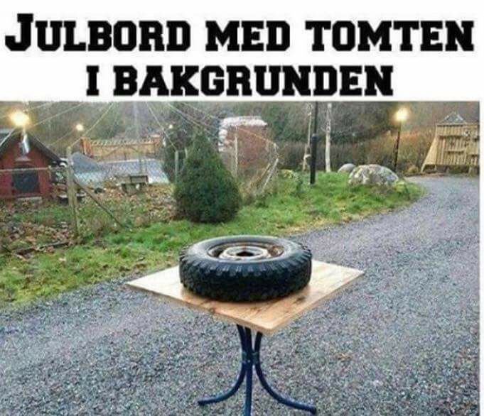 Däck på ett bord med metallställ i ett landskap med byggnader i bakgrunden.