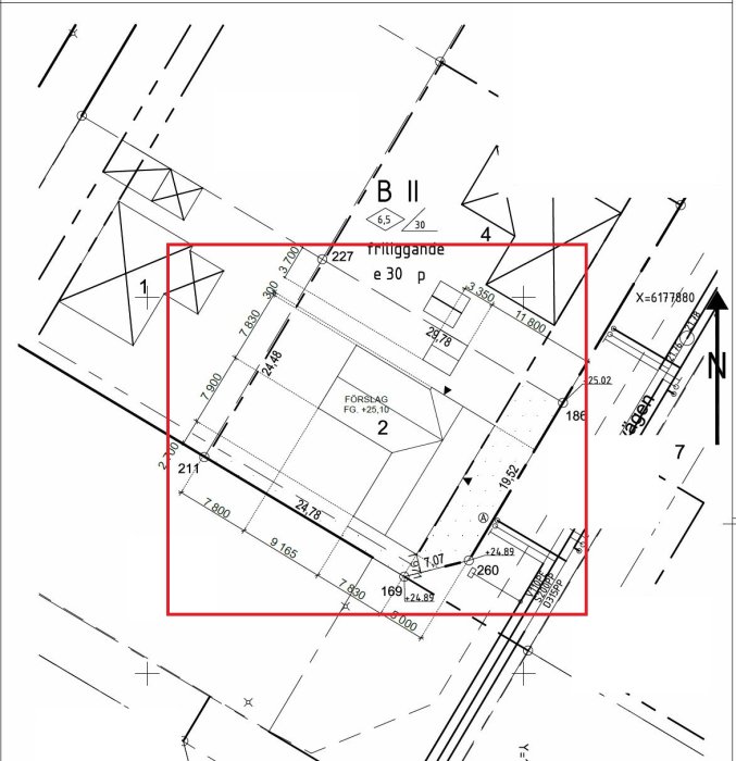 Ritning över tomtplan för nytt vinkelhus med måttangivelser och förrådsplacering markerad i rött.