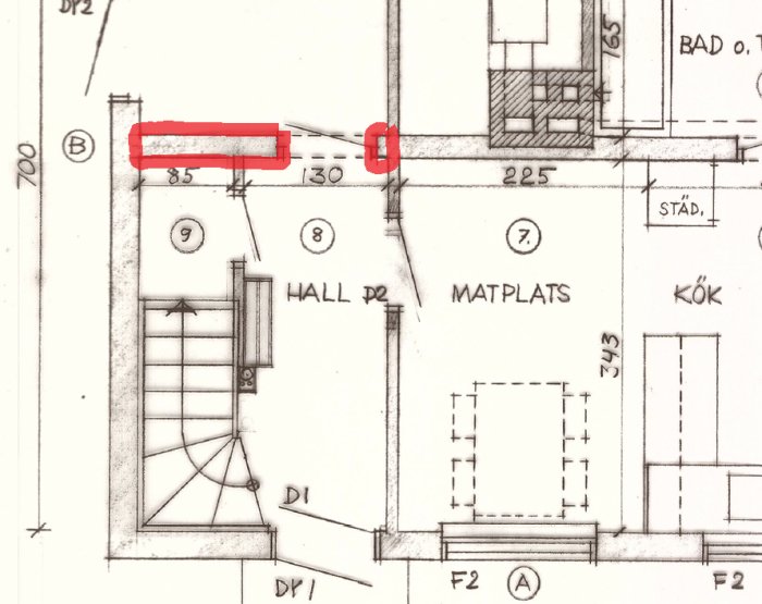 Ritning av husplan med rödmarkering som visar den bärande betongvägg som planeras att rivas.