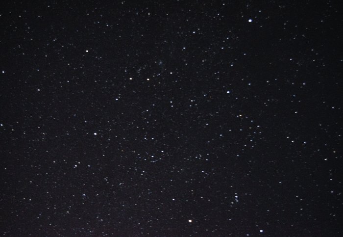 Stjärnhimmel med många synliga stjärnor mot en mörk nattbakgrund.
