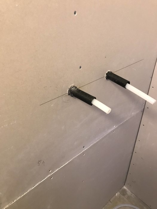 Gipsskivor på vägg med synlig skarv och spackling, installation av dubbla lager verkar nödvändigt.