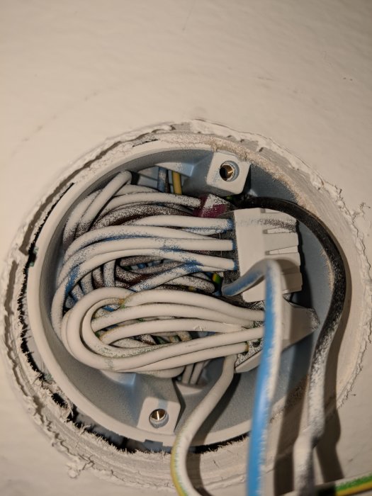 Öppen elektrisk dosa med sladdar och brännmärken efter en kortslutning.