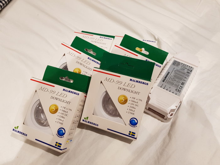 Sex nya Malmbergs MD-99 LED downlights och dimbart drivdon i kartonger.