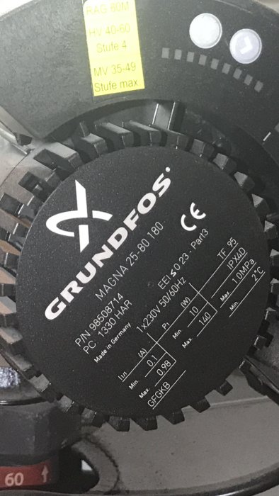Närbild av en Grundfos cirkulationspump med tekniska specifikationer och CE-märkning.