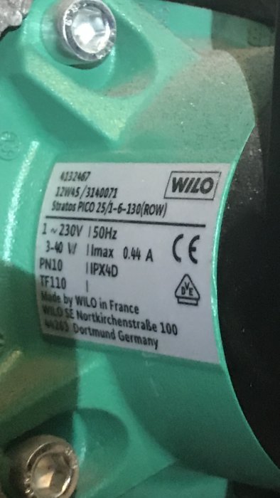 Närbild av etikett på en grön Wilo-pump med tekniska specifikationer.