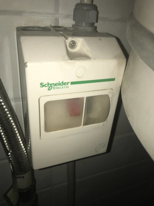 Schneider Electric strömtryckbrytare med synlig 5-ledad kabel ansluten.