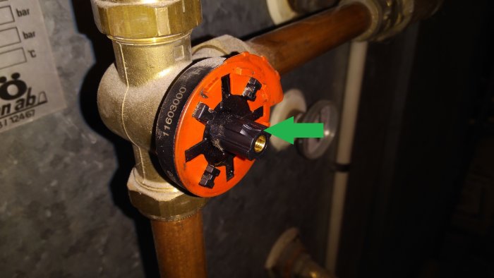 Värmesystemets shuntventil med borttagen temperaturmätare och markerade S och R på tanken.