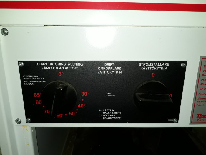 Kontrollpanel på Thermia elpanna med temperaturinställningsratt och strömställare.