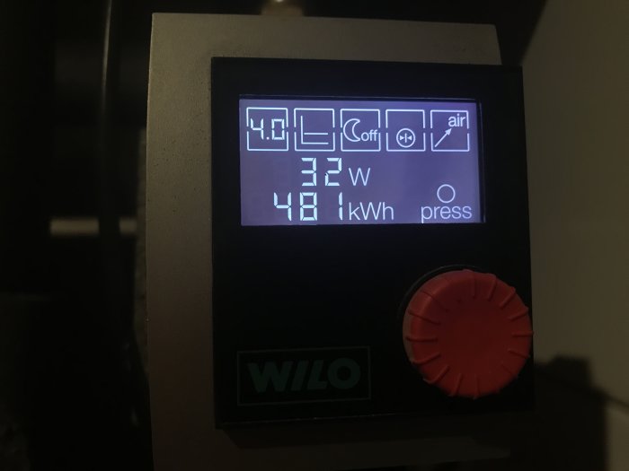 Display på en cirkulationspump som visar 32W förbrukning och totalt 0,4kWh energianvändning.