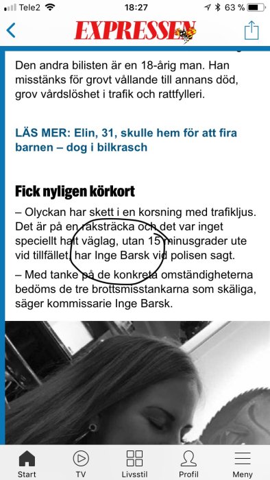 Skärmdump av en nyhetsartikel på mobil med text om en bilolycka och en polis som uttalar sig.