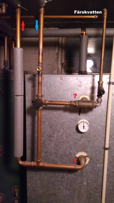 Rörinstallation med shunt, cirkulationspump och frågetecken markerande okända anslutningar.