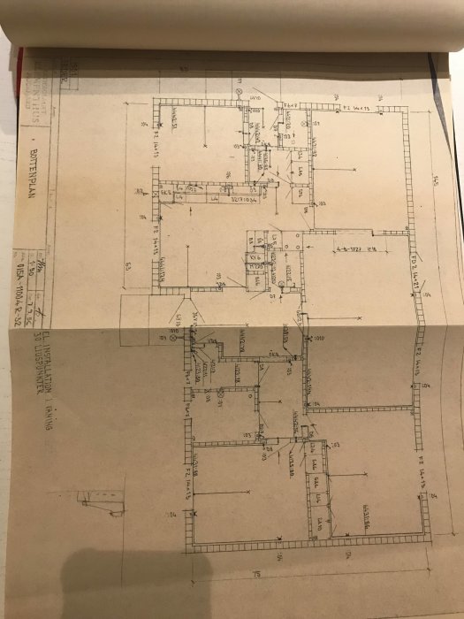 Arkitektonisk byggplanritning med mått och rumsmarkeringar på beige papper.