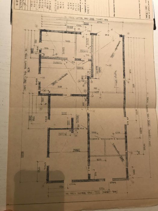 Arkitektritning med måttsatta linjer och dimensioner för en byggnadsplan.