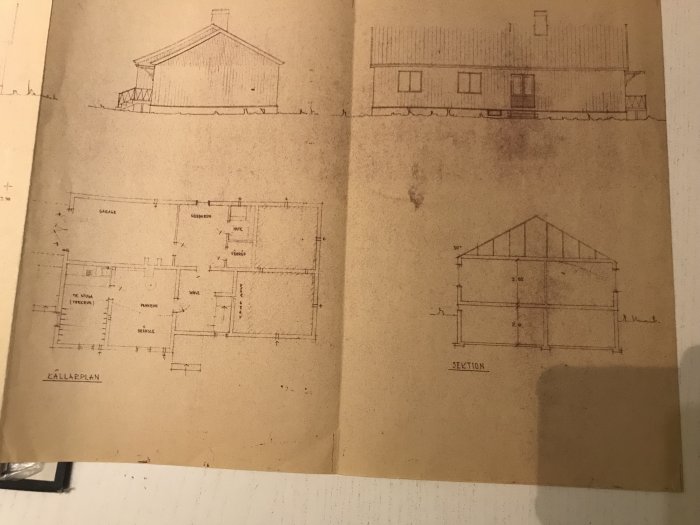 Arkitektritningar av ett hus, inklusive en planvy och sektion samt fasadvyer från två sidor.