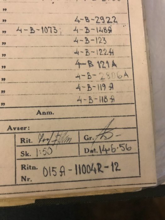 Gammalt dokument med handskrivna anteckningar och ritningsreferenser, daterat till 1956.