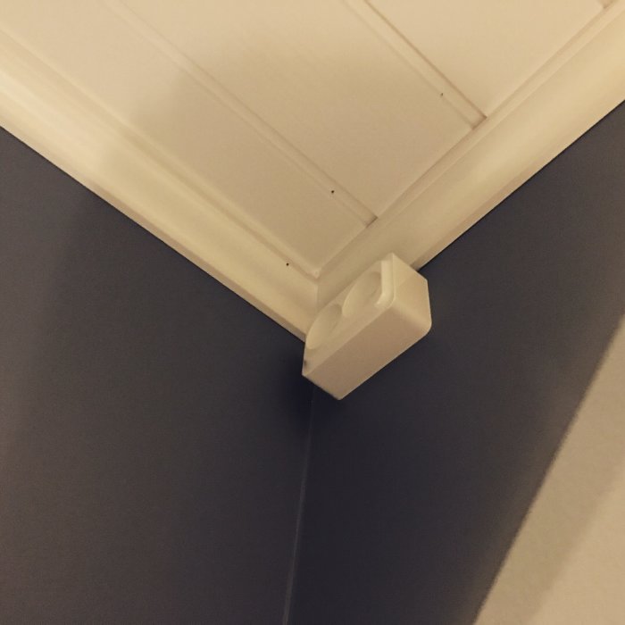 Perfekt passform för snyggt monterad taklist i ett hörn utan synligt damm följande hantverksarbete.
